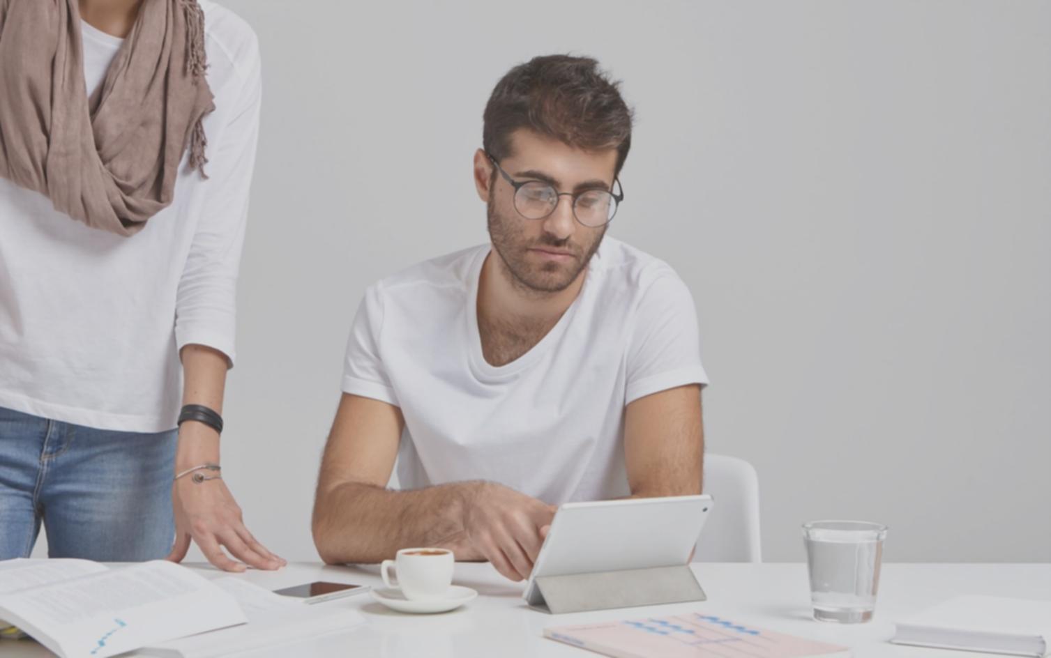Sessione pratica di formazione sui capelli con istruttore professionale